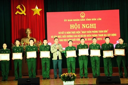 Phó Bí thư Tỉnh ủy Đắk Lắk Y Biêr Niê tặng Bằng khen của Bộ Tư lệnh Biên phòng cho các tập thể có thành tích xuất sắc trong thực hiện “Ngày Biên phòng toàn dân” giai đoạn 2019-2024 .