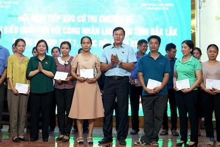 Bí thư Trung ương Đảng, Trưởng Ban Dân vận Trung ương, đại biểu Quốc hội khóa XV Bùi Thị Minh Hoài và lãnh đạo Hội đồng nhân dân tỉnh Đắk Lắk tặng quà cho các công nhân, lao động có hoàn cảnh khó khăn.