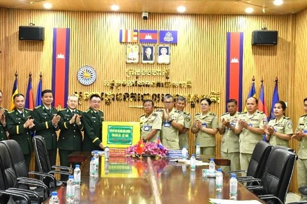 Lãnh đạo Bộ Chỉ huy Bộ đội Biên phòng tỉnh Đắk Lắk chúc mừng năm mới và tặng quà Ty Công an tỉnh Mondulkiri, Vương quốc Campuchia.