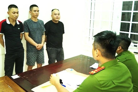 Ba đối tượng Hoàng, Khánh và Thành tại cơ quan công an.