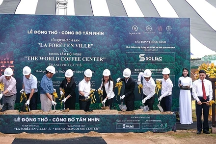 Lãnh đạo tỉnh Đắk Lắk cùng Ban lãnh đạo Tập đoàn Trung Nguyên Legend và các đơn vị đối tác thực hiện nghi thức động thổ công trình.