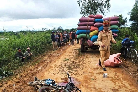 Vụ tai nạn giao thông xảy ra giữa xe máy cày không biển số với xe đạp điện trên địa bàn huyện Ea Kar. (Ảnh: Phòng CSGT)