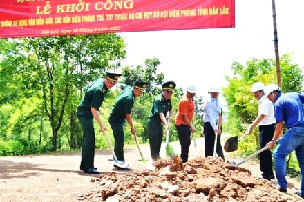 Lãnh đạo Bộ Chỉ huy Bộ đội Biên phòng tỉnh Đắk Lắk và các đơn vị thực hiện nghi thức khởi công công trình. (Ảnh: NGỌC LÂN)