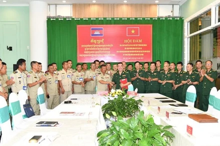 Hai bên ký kết biên bản hội đàm.