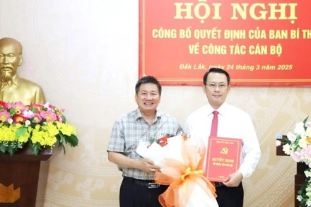 Đồng chí Lê Văn Nghĩa, Ủy viên Ban Thường vụ Tỉnh ủy, Chủ nhiệm Ủy ban Kiểm tra Tỉnh ủy Đắk Lắk trao quyết định chuẩn y đồng chí Đặng Kim Hùng giữ chức Phó Chủ nhiệm Ủy ban Kiểm tra Tỉnh ủy Đắk Lắk nhiệm kỳ 2020-2025.