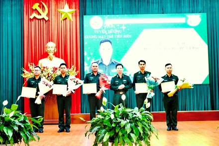 Đại tá Đỗ Quang Thấm, Chính ủy Bộ đội Biên phòng tỉnh Đắk Lắk tặng danh hiệu “Gương mặt trẻ tiêu biểu” cho 5 cá nhân.