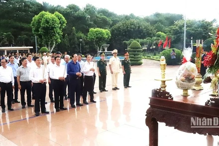 Đồng chí Phan Đình Trạc, Ủy viên Bộ Chính trị, Bí thư Trung ương Đảng, Trưởng Ban Nội chính Trung ương và Đoàn công tác dâng hương tưởng nhớ các Anh hùng, liệt sĩ đã hy sinh vì độc lập tự do của Tổ quốc tại Nghĩa trang Liệt sĩ tỉnh Đắk Lắk.