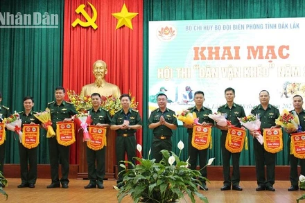 Lãnh đạo Bộ Chỉ huy Bộ đội Biên phòng tỉnh Đắk Lắk trao cờ lưu niệm tặng các đơn vị tham gia hội thi.