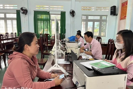 Ngân hàng chính sách xã hội huyện Cư M’gar đưa nguồn vốn ưu đãi đến tận cơ sở để giải ngân, giúp người dân tiếp cận nguồn vốn ưu đãi dễ dàng, thuận lợi.