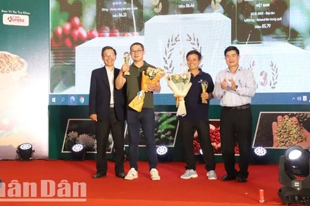 Ban tổ chức Cuộc thi Cà-phê đặc sản Việt Nam năm 2025 trao giải cho các đơn vị đạt Top 3 cà-phê Robusta.