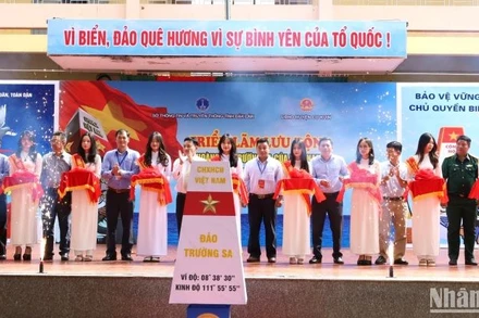 Các đại biểu cắt băng khai mạc triển lãm.