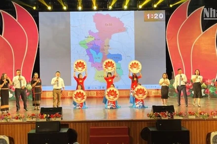 Phần thi chào hỏi của huyện Ea Kar.