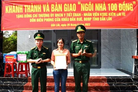 Đại tá Đỗ Quang Thấm, Phó Chính ủy Bộ đội Biên phòng tỉnh Đắk Lắk trao quyết định hỗ trợ gia đình quân nhân Y Tiết Êban.