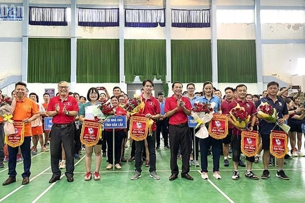 Ban Tổ chức Hội thao báo chí các tỉnh Tây Nguyên tặng cờ lưu niệm cho các đoàn tham gia.