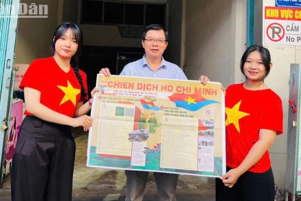 Đại diện Báo Nhân Dân tại Đắk Lắk tặng phụ san đặc biệt của Báo Nhân Dân kỷ niệm 50 năm Ngày giải phóng miền nam, thống nhất đất nước cho bạn đọc.