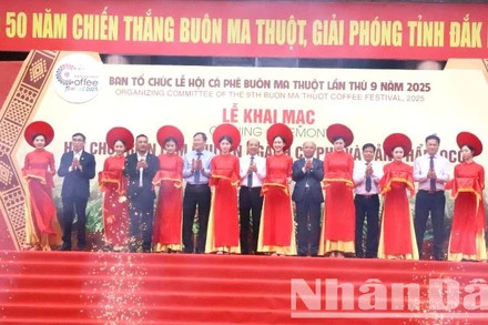 Các đại biểu cắt băng khai mạc hội chợ.