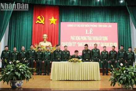 Đại diện các chi bộ, đảng bộ cơ sở ký kết thi đua xây dựng “chi bộ bốn tốt”, “đảng bộ cơ sở bốn tốt”.