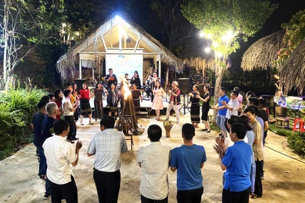 Khách du lịch đến tham quan và trải nghiệm tại Khu du lịch sinh thái Ako-Ea, thành phố Buôn Ma Thuột.