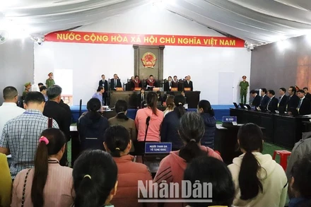 Khai mạc phiên tòa lưu động xét xử sơ thẩm công khai vụ án “Khủng bố nhằm chống chính quyền nhân dân; Khủng bố; Tổ chức cho người khác xuất cảnh, nhập cảnh trái phép; Che giấu tội phạm” xảy ra vào đêm 10, rạng sáng 11/6/2023 tại huyện Cư Kuin, tỉnh Đắk Lắk. 