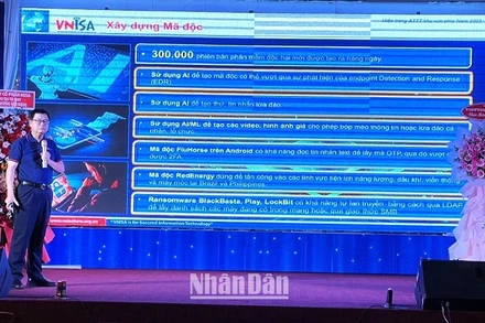 Các chuyên gia trong lĩnh vực chuyển đổi số giới thiệu về quá trình chuyển đổi số cũng như những thách thức mà quá trình chuyển đổi số ở Việt Nam phải đối mặt.