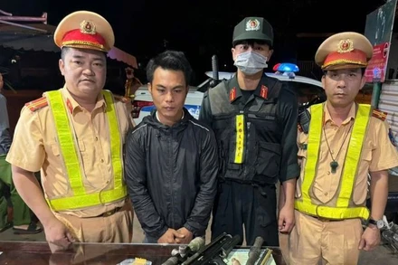 Đối tượng Vũ Xuân Hoàng và tang vật bị bắt giữ.