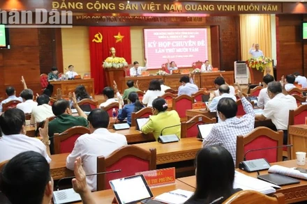 Các đại biểu Hội đồng nhân dân tỉnh Đắk Lắk biểu quyết thông qua Nghị quyết Quyết định chủ trương chuyển mục đích sử dụng 6,94 ha rừng sang mục đích khác đối với phần diện tích bổ sung để thực hiện Dự án thành phần 2 thuộc Dự án đầu tư xây dựng đường bộ cao tốc Khánh Hòa –Buôn Ma Thuột giai đoạn 1 (đoạn đi qua tỉnh Đắk Lắk).