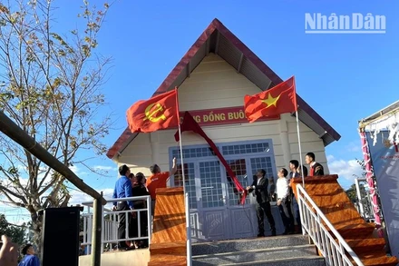 Lãnh đạo Ủy ban Mặt trận Tổ quốc Việt Nam tỉnh Đắk Lắk, báo Tiền Phong và nhà tài trợ tháo băng khánh thành nhà cộng đồng buôn Kđoh.