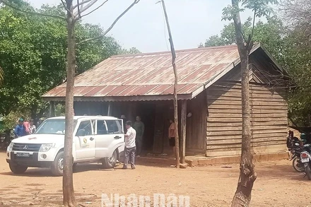 Xe của bệnh viện đưa thi thể em H.B.A.Y. về nhà.