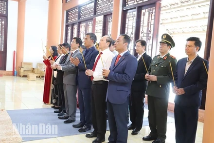 Các đồng chí lãnh đạo tỉnh Đắk Lắk dâng hương tưởng nhớ Chủ tịch Hồ Chí Minh, Đại tướng Võ Nguyên Giáp và các anh hùng liệt sĩ.