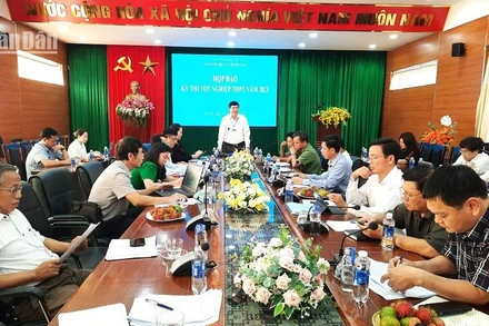 Giám đốc Sở Giáo dục và Đào tạo tỉnh Đắk Lắk Phạm Đăng Khoa thông tin về việc tổ chức kỳ thi tại buổi họp báo.