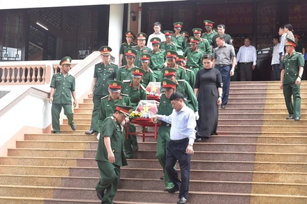 Lãnh đạo tỉnh Đắk Lắk cùng đưa hài cốt các liệt sĩ và chuyên gia Việt Nam từ Nhà tưởng niệm các liệt sĩ ra Nghĩa trang liệt sĩ tỉnh.