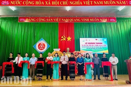 Các đại biểu cắt băng khánh thành 3 thư viện thân thiện hỗ trợ các trường học trên địa bàn huyện Cư M'gar, tỉnh Đắk Lắk.