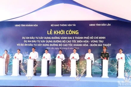 Lãnh đạo Văn phòng Quốc hội, Bộ Giao thông vận tải, tỉnh Đắk Lắk và tỉnh Khánh Hòa ấn nút khởi công Dự án đầu tư xây dựng đường bộ cao tốc Khánh Hòa-Buôn Ma Thuột.