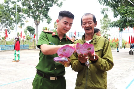 Công an xã biên giới Ia Rvê, huyện Ea Súp tuyên truyền cho người dân về hoạt động mua bán người.