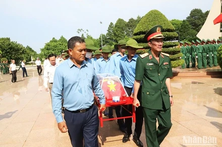 Lãnh đạo Quân khu 5 và Tỉnh ủy Đắk Lắk tiễn đưa các hài cốt liệt sĩ quân tình nguyện và chuyên gia của Việt Nam hy sinh trên địa bàn tỉnh Mondulkiri-Vương quốc Campuchia đến nơi an táng tại Nghĩa trang Liệt sĩ tỉnh Đắk Lắk.