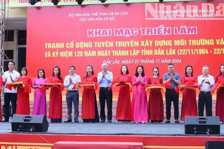 Các đại biểu cắt băng khai mạc triển lãm.