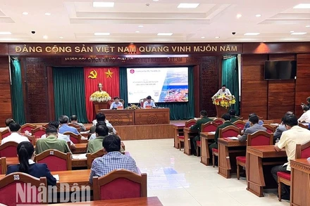 Các đại biểu tham luận tại hội thảo.