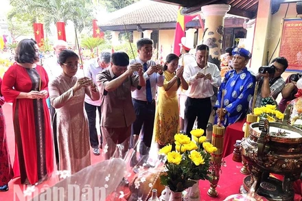 Các đồng chí Thường trực Tỉnh ủy, Hội đồng nhân dân, Ủy ban nhân dân, Ủy ban Mặt trận Tổ quốc Việt Nam tỉnh Đắk Lắk và thành phố Buôn Ma Thuột dâng hương tưởng nhớ các Vua Hùng.