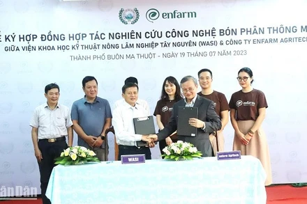 Lãnh đạo Viện Khoa học kỹ thuật Nông-Lâm nghiệp Tây Nguyên (WASI) và Công ty Enfarm Agritech ký kết hợp đồng hợp tác nghiên cứu công nghệ phân bón phân “thông minh” vào phục vụ sản xuất nông nghiệp. 