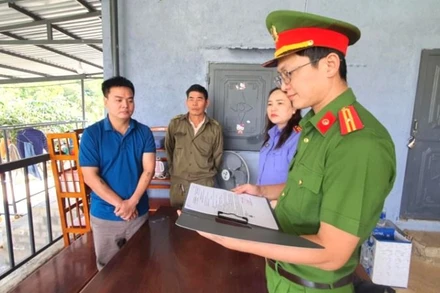 Cơ quan Công an đọc lệnh bắt đối tượng Nguyễn Anh Tuấn. (Ảnh: Sỹ Đức)