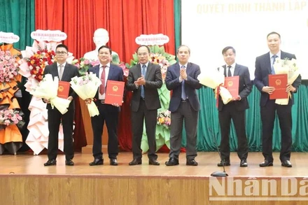 Lãnh đạo Ngân hàng Nhà nước trao quyết định bổ nhiệm và hoa chúc mừng các Phó Giám đốc Ngân hàng Nhà nước Khu vực 11.