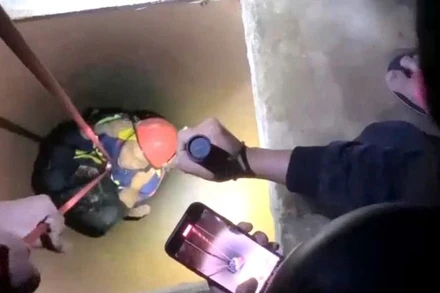 Cán bộ, chiến sĩ Phòng Cảnh sát Phòng cháy chữa cháy và Cứu nạn cứu hộ, Công an tỉnh Đắk Lắk kịp thời đưa anh Đ.H.B lên miệng giếng.