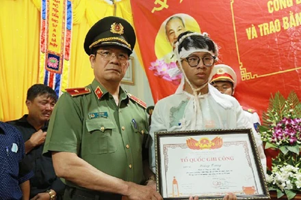 Thiếu tướng Lê Vinh Quy, Giám đốc Công an tỉnh Đắk Lắk trao Bằng Tổ quốc ghi công cho người thân Liệt sĩ Hoàng Trung, cán bộ Công an xã Ea Ktur hy sinh trong vụ trụ sở Ủy ban nhân dân xã Ea Ktur bị tấn công. (Ảnh: Công an tỉnh Đắk Lắk)