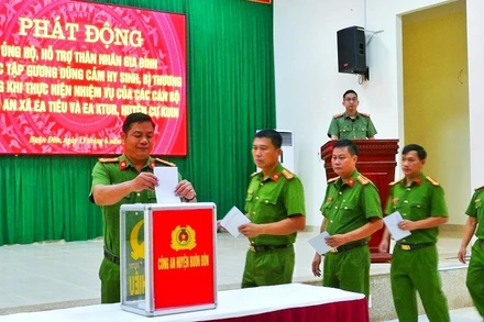 Cán bộ, chiến sĩ Công an huyện Buôn Đôn quyên góp ủng hộ, hỗ trợ thân nhân gia đình các liệt sĩ và đồng đội bị thương trong vụ nhóm đối tượng tấn công trụ sở Ủy ban nhân dân xã Ea Tiêu và Ea Ktur.