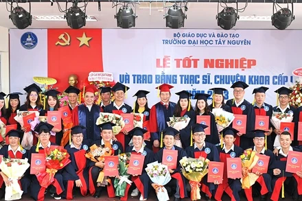Lãnh đạo Trường đại học Tây Nguyên trao bằng thạc sĩ, bác sĩ chuyên khoa cấp 1 cho các học viên. (Ảnh: Đại Đậu)