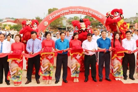 Các đại biểu cắt băng chặn dòng thi công và tích nước công trình.