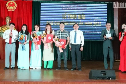 Lãnh đạo tỉnh Đắk Lắk trao Giải A cho các tác giả có tác phẩm đoạt giải.