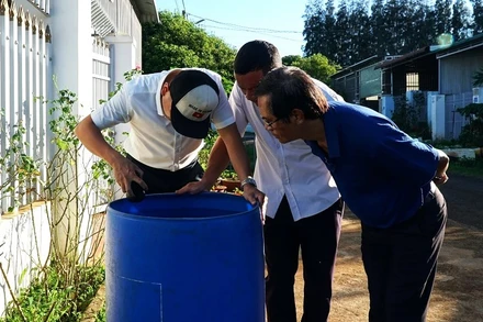 Trung tâm Kiểm soát bệnh tật tỉnh Đắk Lắk kiểm tra véc-tơ truyền bệnh tại khu vực bệnh nhi sinh sống. (Ảnh: Quang Nhật)