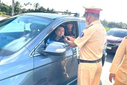 Lực lượng Cảnh sát giao thông, Công an tỉnh Đắk Lắk kiểm tra nồng độ cồn người điều khiển phương tiện trong những ngày Tết Nguyên đán Ất Tỵ 2025.