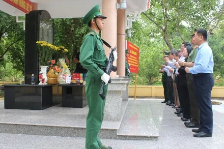 Đoàn công tác dâng hương tưởng niệm các Anh hùng liệt sĩ hy sinh tại khu vực Đồn Biên phòng Sêrêpốk.